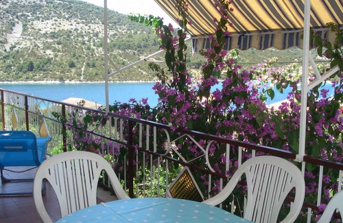 Vinisce Apartment | Holiday apartment with sea view 60 m from the beach