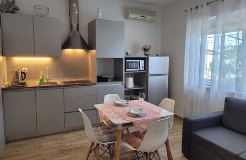 Rijeka Apartment | Holiday apartment with large pool and beautiful sea view
