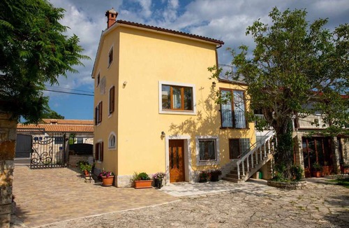 Kanfanar Apartment | Holiday apartment with outdoor swimming pool and terrace