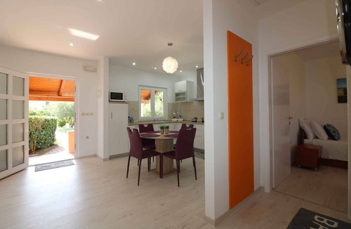Vrvari Apartment | Holiday apartment with outdoor pool