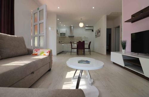 Vrvari Apartment | Holiday apartment with outdoor pool
