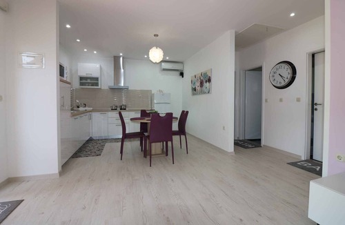 Vrvari Apartment | Holiday apartment with outdoor pool