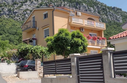 Bribir Apartment | Holiday apartment with sea glimpse and Air Conditioning