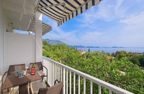 Brasina Apartment | Holiday apartment With sea view and terrace