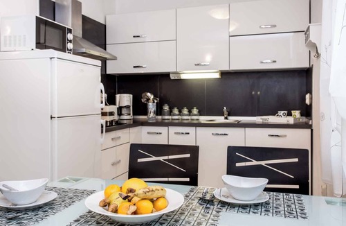 Silo Apartment | Holiday apartment with shared pool and barbecue