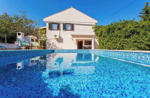 Silo Apartment | Holiday apartment with shared pool and barbecue