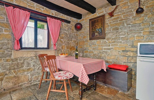 Groznjan House | Holiday cottage Funtana * unique views, private garden with BBQ