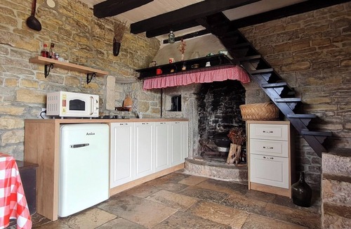 Groznjan House | Holiday cottage Funtana * unique views, private garden with BBQ