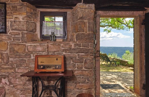 Groznjan House | Holiday cottage Funtana * unique views, private garden with BBQ