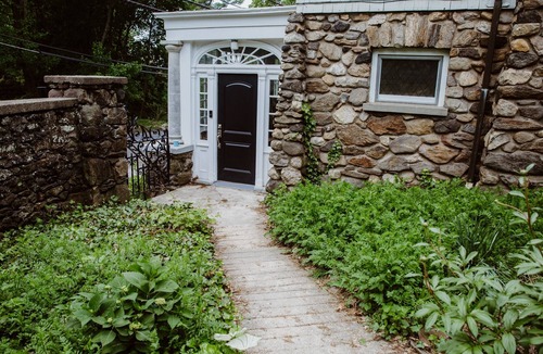 Croton-on-Hudson House | Holiday cozy country cottage!