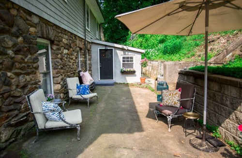 Croton-on-Hudson House | Holiday cozy country cottage!