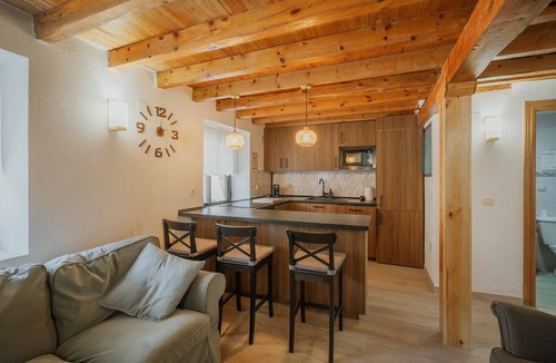 Cascajares de la Sierra House | Holiday Home 'La Cabaña De Cascajares' with Mountain View, Balcony and Wi-Fi