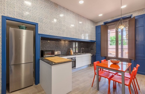 Vilafranca del Penedes Apartment | Holiday Home 'Apartament Merlot' with Shared Terrace, Balcony & Wi-Fi
