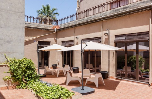 Vilafranca del Penedes Apartment | Holiday Home 'Apartament Merlot' with Shared Terrace, Balcony & Wi-Fi
