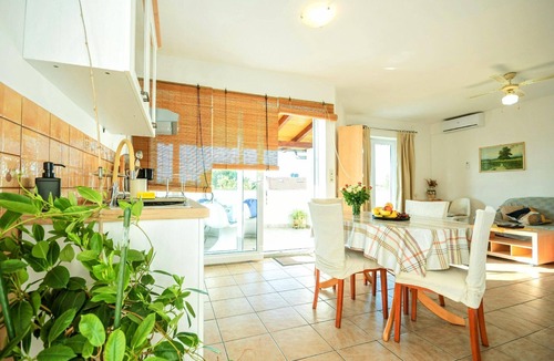 Klimno House | Holiday flat "Kamenar 2" near the beach
