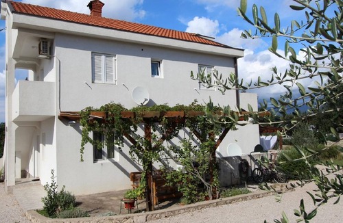 Klimno House | Holiday flat "Kamenar 2" near the beach