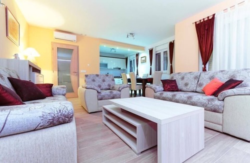 Istok House | Holiday flat "Natasha" with pool