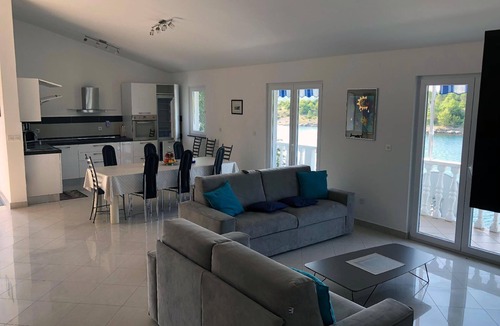 Obrovac House | Holiday flat only 20m from the sea