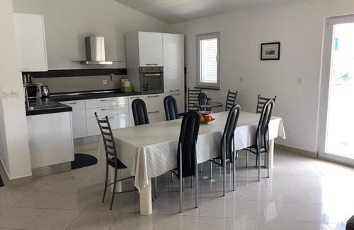 Obrovac House | Holiday flat only 20m from the sea