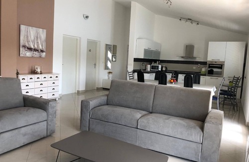 Obrovac House | Holiday flat only 20m from the sea