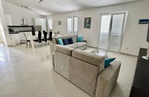 Obrovac House | Holiday flat only 20m from the sea