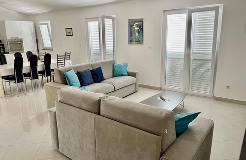 Obrovac House | Holiday flat only 20m from the sea