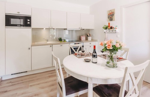 Armissan Apartment | Holiday flat with a view of the water