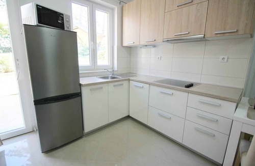 Baska Apartment | Holiday flat with shared pool and barbecue