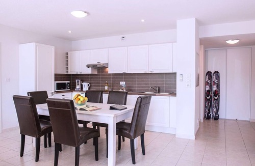 Chorges Apartment | Holiday flat with water views
