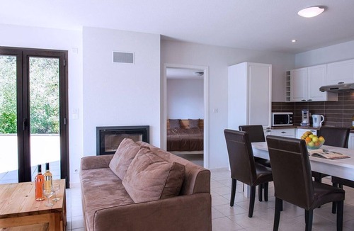 Chorges Apartment | Holiday flat with water views