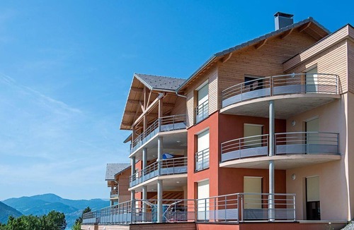 Chorges Apartment | Holiday flat with water views
