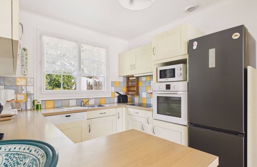 Barbatre House | Holiday for 8 with pool, sea ​300 m away