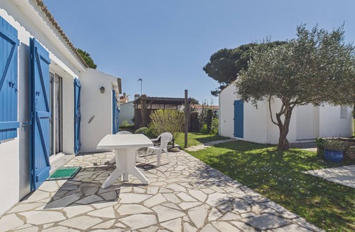 Barbatre House | Holiday for 8 with pool, sea ​300 m away