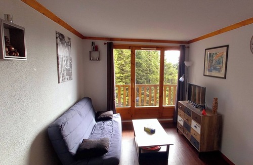 Besse-et-Saint-Anastaise Apartment | Holiday Apartment 'Le Maevan' with Mountain View, Shared Pool & Wi-Fi