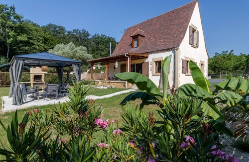 Castelnaud-la-Chapelle House | Holiday Home 'Fleurie' with Shared Pool, Wi-Fi & Air Conditioning