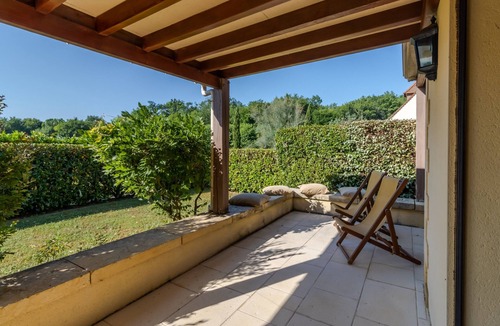 Castelnaud-la-Chapelle House | Holiday Home 'Rose' with Shared Pool, Wi-Fi and Air Conditioning