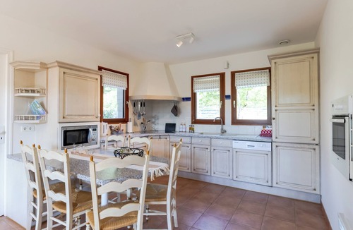 Castelnaud-la-Chapelle House | Holiday Home 'Maison Iris' with Shared Pool, Wi-Fi and Air Conditioning