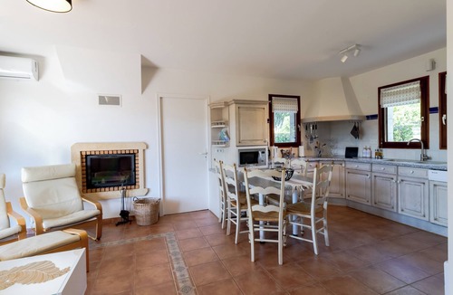 Castelnaud-la-Chapelle House | Holiday Home 'Maison Iris' with Shared Pool, Wi-Fi and Air Conditioning