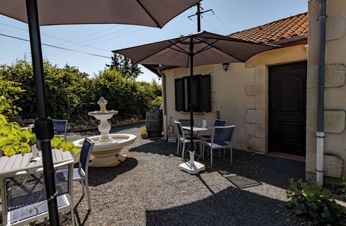 Castelnaud-la-Chapelle House | Holiday Home 'Maison Iris' with Shared Pool, Wi-Fi and Air Conditioning