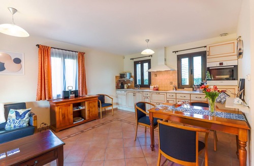 Castelnaud-la-Chapelle House | Holiday Home 'Hyacinthe' with Shared Pool, Wi-Fi and Air Conditioning