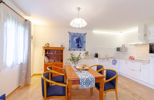 Castelnaud-la-Chapelle House | Holiday Home 'Maison Tournesol' with Shared Pool, Wi-Fi and Air Conditioning