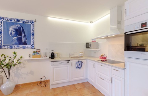 Castelnaud-la-Chapelle House | Holiday Home 'Maison Tournesol' with Shared Pool, Wi-Fi and Air Conditioning