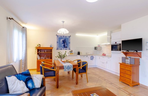 Castelnaud-la-Chapelle House | Holiday Home 'Maison Tournesol' with Shared Pool, Wi-Fi and Air Conditioning