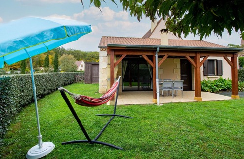 Castelnaud-la-Chapelle House | Holiday Home 'Maison Tournesol' with Shared Pool, Wi-Fi and Air Conditioning