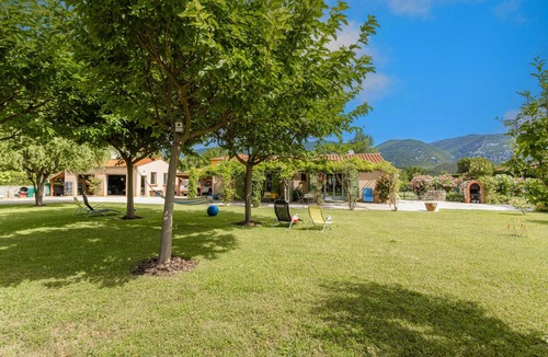Caudies-de-Fenouilledes House | Holiday Home 'Au Vert' with Balcony and Wi-Fi