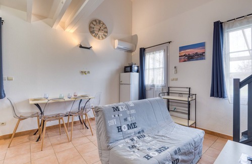 Gallargues-le-Montueux House | Holiday Home “Un Petit Coin De Paradis 35 m²” with Shared Pool, Wi-Fi & Air Conditioning