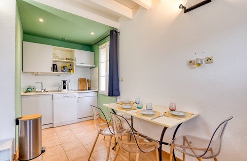 Gallargues-le-Montueux House | Holiday Home “Un Petit Coin De Paradis 35 m²” with Shared Pool, Wi-Fi & Air Conditioning