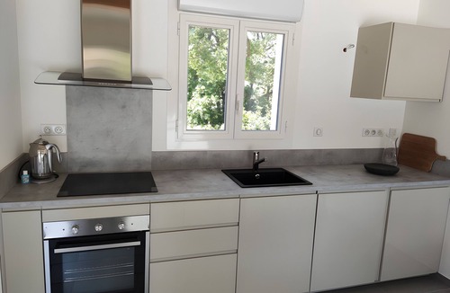 Le Puy-Sainte-Reparade House | Holiday Home 'La Rouveraie, 35 M²' with Mountain View, Wi-Fi and Air Conditioning