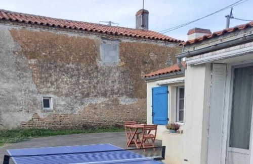 Mareuil-Sur-Lay-Dissais House | Holiday Home 'Gite Entre Terre Et Mer Gd Studio' with Shared Pool, Wi-Fi and Air Conditioning