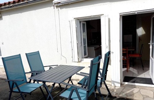 Mareuil-Sur-Lay-Dissais House | Holiday Home 'Gite Entre Terre Et Mer Gd Studio' with Shared Pool, Wi-Fi and Air Conditioning